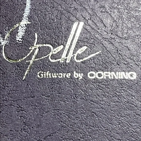 Opelle Corningware Black and White Giftware carved China pendant - Picture 3 of 4